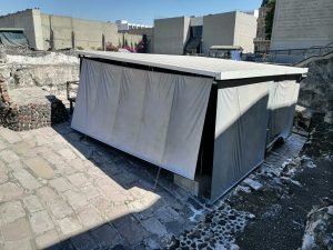 Montaje de lonas en los 4 puntos de los templos
